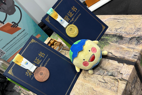 Medaillen, Urkunden und Maskottchen der Geo-Olympiade